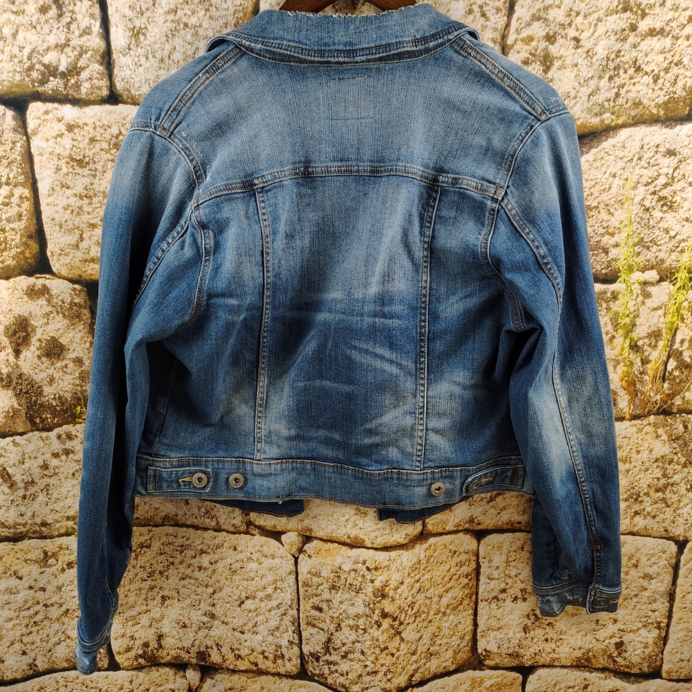 Torrid Distressed Medium Wash Denim Jacket Women's Size 0 (Large 10-12) - Picture 10 of 16